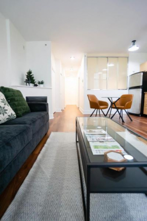 Cozy Apartment on Granville Strip Yaletown Area